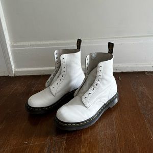 1460 WOMEN'S PASCAL VIRGINIA LEATHER BOOTS - Womens Size 8.